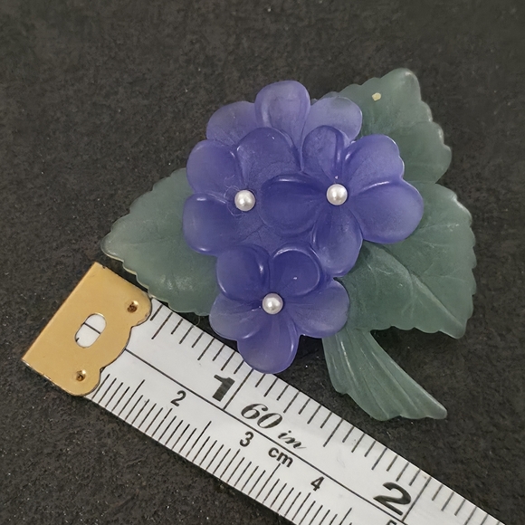Vintage 1983 Signed AVON "Sweet Violet" Lucite Flower Brooch Pin - Picture 3 of 3